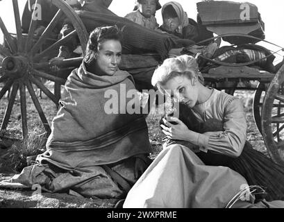 Dolores Del Rio, Carroll Baker, am Set des Films „Cheyenne Herbst“, Warner Bros., 1964 Stockfoto