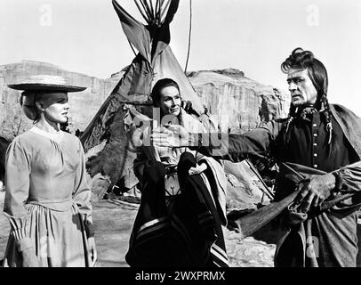 Carroll Baker, Dolores Del Rio, Gilbert Roland, am Set des Films „Cheyenne Herbst“, Warner Bros., 1964 Stockfoto