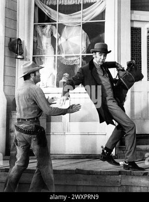 Henry Fonda, James Stewart, am Set des Films „The Cheyenne Social Club“, National General Pictures, 1970 Stockfoto