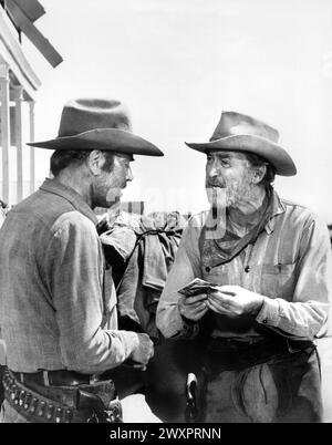 Henry Fonda, James Stewart, am Set des Films „The Cheyenne Social Club“, National General Pictures, 1970 Stockfoto