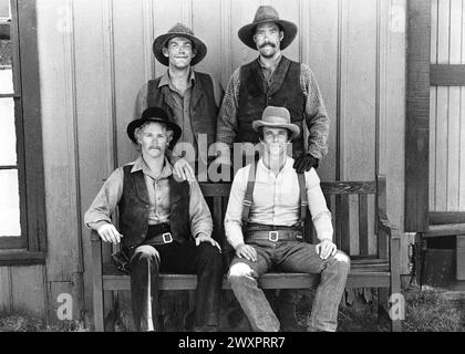 William Katt (unten links), Tom Berenger (unten rechts), Christopher Lloyd (oben links), John Schuck (oben rechts), am Set des Films „Butch and Sundance: The Early Days“, 20th Century-Fox, 1979 Stockfoto