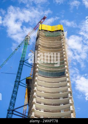 Bau eines Hochhauses in Asien. Bauindustrie in Georgien. Ferienort. Betonrahmen. Moderne Hochhäuser. Ansicht von Bot Stockfoto