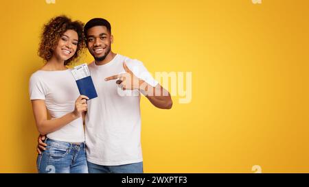 Glückliche junge schwarz Paar hält Pässe und Tickets Stockfoto