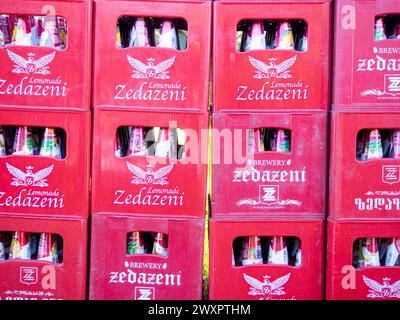 Batumi, Georgien. 02.31.2024 Zedazeni-Limonadenboxen. Leerer Behälter. Transport von Glasbehältern. Kisten mit Limonade. Kalte Getränke Stockfoto