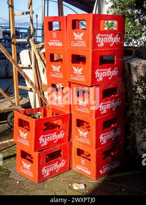 Batumi, Georgien. 02.31.2024 Zedazeni-Limonadenboxen. Leerer Behälter. Transport von Glasbehältern. Kisten mit Limonade. Kalte Getränke Stockfoto