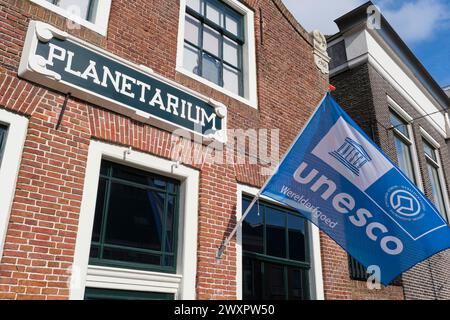 Das Eise Eisinga Planetarium aus dem 18. Jahrhundert in Franeker mit der blauen Flagge des UNESCO-Weltkulturerbes. Seit 2023 in die Liste des UNESCO-Weltkulturerbes aufgenommen Stockfoto