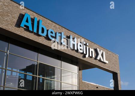 Albert Heijn XL-Schild im Geschäft. Albert Heijn ist die größte Supermarktkette in den Niederlanden und hat Niederlassungen in Belgien. Stockfoto