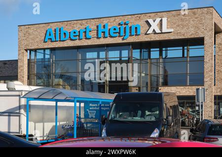 Albert Heijn XL-Schild im Geschäft. Albert Heijn ist die größte Supermarktkette in den Niederlanden und hat Niederlassungen in Belgien. Stockfoto