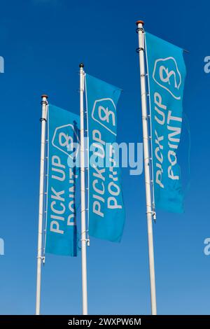 Albert Heijn Pick Up Point Logo auf blauen Bannern. Albert Heijn ist die größte Supermarktkette in den Niederlanden und hat Niederlassungen in Belgien. Stockfoto