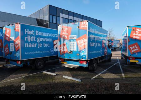 Vertriebszentrum Albert Heijn oder Drehkreuz in Leeuwarden Friesland, Niederlande mit geparkten blauen AH-Lkw. Stockfoto