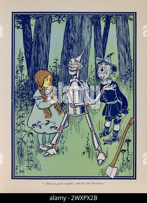 „Das ist ein großer Trost, sagte der Blechwächter“ mit Dorothy, dem blechwächter und der Vogelscheuche. . Vintage Book Illustration aus der ersten Ausgabe von The Wonderful Wizard of Oz von Frank Baum, 1900. Kunstwerk von William W. Denslow Stockfoto