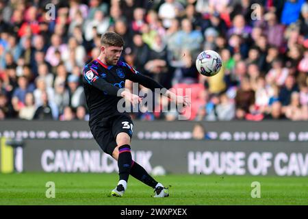 Stoke auf Trent, Großbritannien. April 2024. Ben Jackson von Huddersfield Town feuert den Ball in die Box während des Sky Bet Championship Matches Stoke City gegen Huddersfield Town im Bet365 Stadium, Stoke-on-Trent, Vereinigtes Königreich, 1. April 2024 (Foto: Lloyd Jones/News Images) in Stoke-on-Trent, Vereinigtes Königreich am 1. April 2024. (Foto: Lloyd Jones/News Images/SIPA USA) Credit: SIPA USA/Alamy Live News Stockfoto