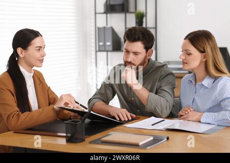 Ein Paar trifft sich mit einem Anwalt im Amt Stockfoto