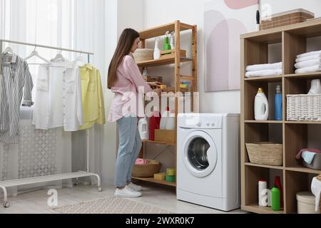 Junge Frau mit Schwämmen im Waschraum Stockfoto