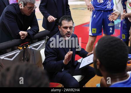 Varese, Italien. 30. März 2024. Italien, Varese, märz 30 2024: Alessandro Magro (Cheftrainer von Brescia) gibt am Ende des 1. Quartals Ratschläge während des Basketballspiels OpenJobMetis Varese gegen Germani Brescia, LBA 2023-2024 Tag 25.OpenJobMetis Varese gegen Germani Brescia - Lega Basket Serie A Day 25 in der Itelyum Arena am 30 2024. märz (Bild: © Fabrizio Andrea Bertani/Pacific Press Via ZUMA Press Wire) NUR REDAKTIONELLE VERWENDUNG! Nicht für kommerzielle ZWECKE! Stockfoto