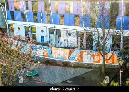 London, Großbritannien. 30. März 2024. Das Yoruba Heritage Mural wurde vor dem Peckham Lesuire Center am Peckham Square im Südosten Londons enthüllt. Dieses Projekt, das von Frau Gbemi Isimi von Culture Tree geleitet wurde, wurde vom Bürgermeister von London finanziert und vom Southwark Council unterstützt. (Credit Image: © Thabo Jaiyesimi/SOPA Images via ZUMA Press Wire) NUR REDAKTIONELLE VERWENDUNG! Nicht für kommerzielle ZWECKE! Stockfoto