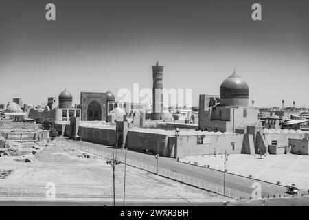 27. JUNI 2023: Panorama von Buchara, Usbekistan. Luftaufnahme von Kalan Minaret Emir und Alim Khan Madrasah von Po-i-Kalan (POI Kalan) - islamisch religiös Stockfoto