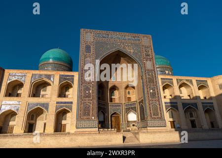 27. JUNI 2023, BUCHARA, USBEKISTAN: Blick über die POI Kalon Moschee und Minarett bei Sonnenuntergang in Buchara, Usbekistan. Vertikales Bild mit Kopierraum f Stockfoto