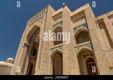 28. JUNI 2023, BUCHARA, USBEKISTAN: Altes Minarett in der Altstadt von Buchara, Usbekistan Stockfoto