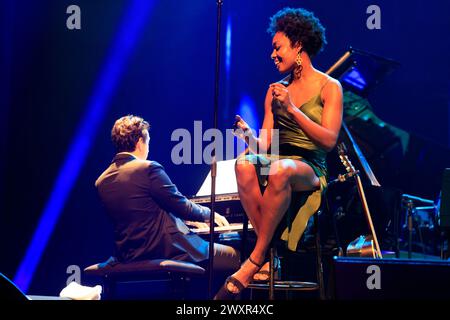 Die Jazzgruppe The Amazing Keystone Big Band mit der Sängerin Célia Kameni beim Festival Eclats d'Email Jazz Edition in der Limoges Opera. Reihe: Cél Stockfoto