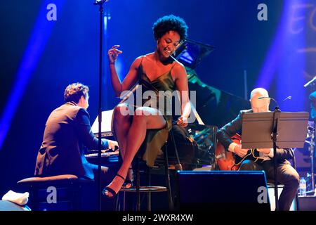 Die Jazzgruppe The Amazing Keystone Big Band mit der Sängerin Célia Kameni beim Festival Eclats d'Email Jazz Edition in der Limoges Opera. Reihe: Cél Stockfoto