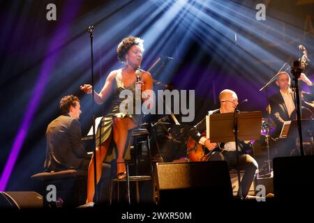 Die Jazzgruppe The Amazing Keystone Big Band mit der Sängerin Célia Kameni beim Festival Eclats d'Email Jazz Edition in der Limoges Opera. Reihe: Cél Stockfoto