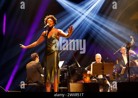 Die Jazzgruppe The Amazing Keystone Big Band mit der Sängerin Célia Kameni beim Festival Eclats d'Email Jazz Edition in der Limoges Opera. Reihe: Cél Stockfoto