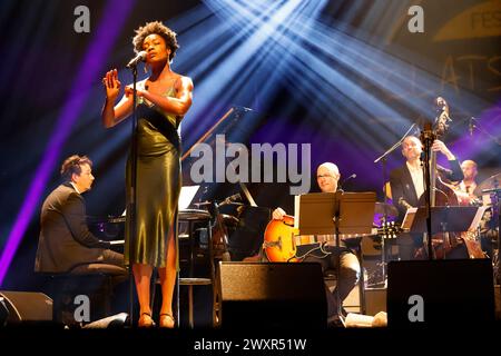 Die Jazzgruppe The Amazing Keystone Big Band mit der Sängerin Célia Kameni beim Festival Eclats d'Email Jazz Edition in der Limoges Opera. Reihe: Cél Stockfoto