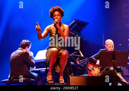 Die Jazzgruppe The Amazing Keystone Big Band mit der Sängerin Célia Kameni beim Festival Eclats d'Email Jazz Edition in der Limoges Opera. Reihe: Cél Stockfoto