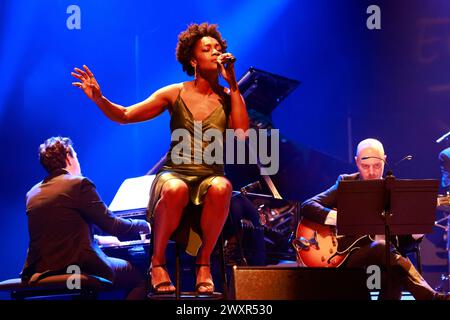 Die Jazzgruppe The Amazing Keystone Big Band mit der Sängerin Célia Kameni beim Festival Eclats d'Email Jazz Edition in der Limoges Opera. Reihe: Cél Stockfoto