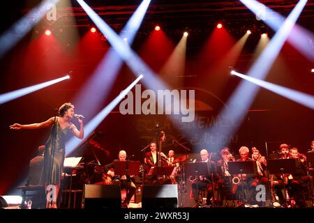 Die Jazzgruppe The Amazing Keystone Big Band mit der Sängerin Célia Kameni beim Festival Eclats d'Email Jazz Edition in der Limoges Opera. Reihe: Cél Stockfoto