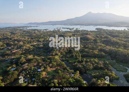 Landschaft Natur mit mombacho Vulkan aus der Luft Drohne Stockfoto