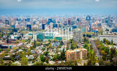 Wunderschöner Blick auf die Skyline von Santiago vom Cerro San Cristobal Park im Zentrum von Santiago, Chile Stockfoto