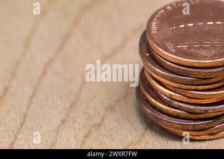 Säule mit alten ein-Cent-Münzen auf Holzoberfläche Stockfoto