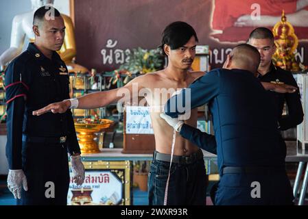 Bangkok, Thailand. April 2024. Bei einem Thai-Mann wird seine Brust von einem Militärangehörigen während eines jährlichen Militärzugs im Wat Samakchhitham gemessen. Die Royal Thai Armed Forces starteten ihre jährliche Wehrpflicht mit der Suche nach gesunden Männern ab 21 Jahren aus dem ganzen Land vom 1. April 2024 bis zum 12. April 2024, indem sie freiwillig und im Lotto eine Lotterie verzeichneten. Quelle: SOPA Images Limited/Alamy Live News Stockfoto