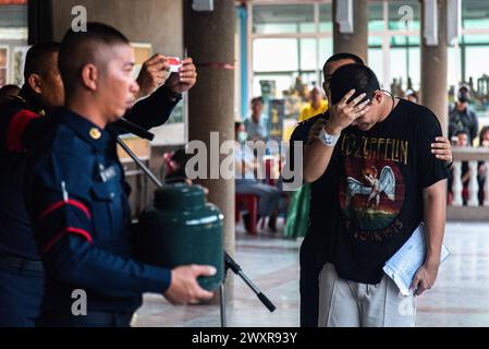 Bangkok, Thailand. April 2024. Ein Thai-Mann reagiert, nachdem er eine „rote Karte“ aus einer Lotterie gezogen hat, die während eines jährlichen Militärentwurfs im Wat Samakchhitham rekrutiert wird. Die Royal Thai Armed Forces starteten ihre jährliche Wehrpflicht mit der Suche nach gesunden Männern ab 21 Jahren aus dem ganzen Land vom 1. April 2024 bis zum 12. April 2024, indem sie freiwillig und im Lotto eine Lotterie verzeichneten. Quelle: SOPA Images Limited/Alamy Live News Stockfoto