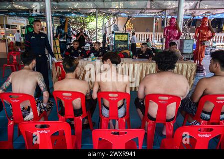 Bangkok, Thailand. April 2024. Thai-Männer, die während eines jährlichen Militärentwurfs im Wat Samakchhitham auf eine körperliche Untersuchung warten. Die Royal Thai Armed Forces starteten ihre jährliche Wehrpflicht mit der Suche nach gesunden Männern ab 21 Jahren aus dem ganzen Land vom 1. April 2024 bis zum 12. April 2024, indem sie freiwillig und im Lotto eine Lotterie verzeichneten. Quelle: SOPA Images Limited/Alamy Live News Stockfoto