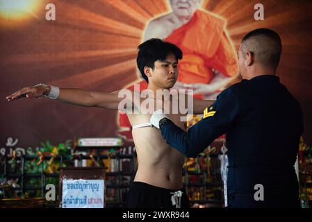 Bangkok, Thailand. April 2024. Bei einem Thai-Mann wird seine Brust von einem Militärangehörigen während eines jährlichen Militärzugs im Wat Samakchhitham gemessen. Die Royal Thai Armed Forces starteten ihre jährliche Wehrpflicht mit der Suche nach gesunden Männern ab 21 Jahren aus dem ganzen Land vom 1. April 2024 bis zum 12. April 2024, indem sie freiwillig und im Lotto eine Lotterie verzeichneten. Quelle: SOPA Images Limited/Alamy Live News Stockfoto
