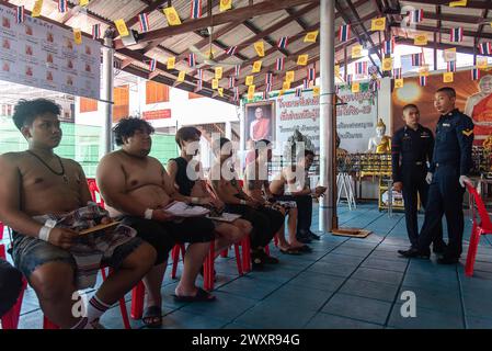 Bangkok, Thailand. April 2024. Thai-Männer, die während eines jährlichen Militärentwurfs im Wat Samakchhitham auf eine körperliche Untersuchung warten. Die Royal Thai Armed Forces starteten ihre jährliche Wehrpflicht mit der Suche nach gesunden Männern ab 21 Jahren aus dem ganzen Land vom 1. April 2024 bis zum 12. April 2024, indem sie freiwillig und im Lotto eine Lotterie verzeichneten. Quelle: SOPA Images Limited/Alamy Live News Stockfoto