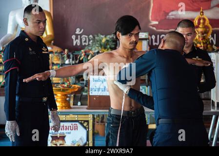 Bangkok, Thailand. April 2024. Bei einem Thai-Mann wird seine Brust von einem Militärangehörigen während eines jährlichen Militärzugs im Wat Samakchhitham gemessen. Die Royal Thai Armed Forces starteten ihre jährliche Wehrpflicht mit der Suche nach gesunden Männern ab 21 Jahren aus dem ganzen Land vom 1. April 2024 bis zum 12. April 2024, indem sie freiwillig und im Lotto eine Lotterie verzeichneten. (Foto: Peerapon Boonyakiat/SOPA Images/SIPA USA) Credit: SIPA USA/Alamy Live News Stockfoto