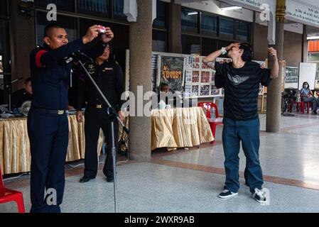 Bangkok, Thailand. April 2024. Ein Thai-Mann reagiert, nachdem er eine „rote Karte“ aus einer Lotterie gezogen hat, die während eines jährlichen Militärentwurfs im Wat Samakchhitham rekrutiert wird. Die Royal Thai Armed Forces starteten vom 1. April 2024 bis zum 12. April 2024 ihren jährlichen Wehrdiensttag, auf der Suche nach gesunden Männern ab 21 Jahren aus dem ganzen Land, indem sie freiwillig eine Lotterie verzeichneten. (Foto: Peerapon Boonyakiat/SOPA Images/SIPA USA) Credit: SIPA USA/Alamy Live News Stockfoto