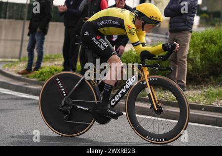 Irun, Spanien. April 2024. Sepp, KUSS TEAM VISMA Credit: Abaca Press/Alamy Live News Stockfoto