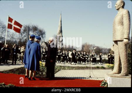 Kopenhgen/Dänemark /1985 /Historial Call Images H.M.die Königin Moter Ingrid und Presetn Königin Margrethe II. Enthüllten Statue Mons Denkmal des späten danis König frederik dem 9. In langelinie und über Fotos der engloischen Kirche in der dänischen Hauptstadt. (Photo.Francis Joseph Dean/Dean Pictures) Stockfoto