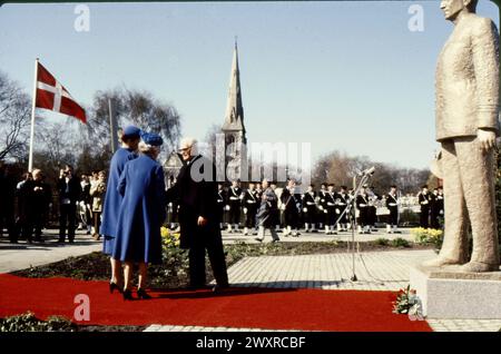 Kopenhgen/Dänemark /1985 /Historial Call Images H.M.die Königin Moter Ingrid und Presetn Königin Margrethe II. Enthüllten Statue Mons Denkmal des späten danis König frederik dem 9. In langelinie und über Fotos der engloischen Kirche in der dänischen Hauptstadt. (Photo.Francis Joseph Dean/Dean Pictures) Stockfoto