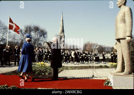 Kopenhgen/Dänemark /1985 /Historial Call Images H.M.die Königin Moter Ingrid und Presetn Königin Margrethe II. Enthüllten Statue Mons Denkmal des späten danis König frederik dem 9. In langelinie und über Fotos der engloischen Kirche in der dänischen Hauptstadt. (Photo.Francis Joseph Dean/Dean Pictures) Stockfoto