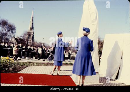 Kopenhgen/Dänemark /1985 /Historial Call Images H.M.die Königin Moter Ingrid und Presetn Königin Margrethe II. Enthüllten Statue Mons Denkmal des späten danis König frederik dem 9. In langelinie und über Fotos der engloischen Kirche in der dänischen Hauptstadt. (Photo.Francis Joseph Dean/Dean Pictures) Stockfoto