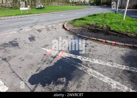 Ölpest auf der Straße nach einem Unfall Stockfoto