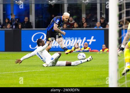 Mailand, Italien. April 2024. Federico Dimarco spielte während des Fußballspiels der Serie A zwischen dem FC Internazionale und dem Empoli FC im Giuseppe Meazza Stadion in Mailand, Italien, am 1. April 2024 Credit: Mairo Cinquetti/Alamy Live News Stockfoto
