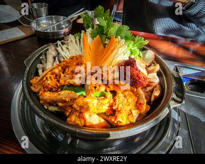 Gopchang-jeongol, oder Beef Kutte Hot Pot - ein scharfer koreanischer Eintopf, der aus Kutteln, Gemüse und Gewürzen in Rinderbrühe zubereitet wird. Stockfoto