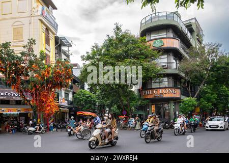 Geschäftige Straßen der Altstadt in Hanoi, Vietnam Stockfoto